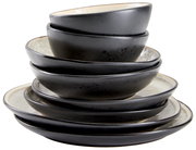 Stapel von schwarzen Schalen und Tellern aus einem 10-teiligen Kombiservice, seitliche Perspektive
