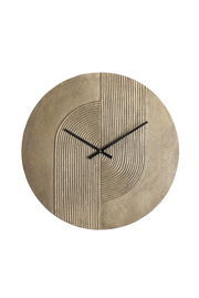 Moderne Wanduhr mit strukturiertem, halbkreisförmigem Muster in sandiger Textur, frontal abgebildet.