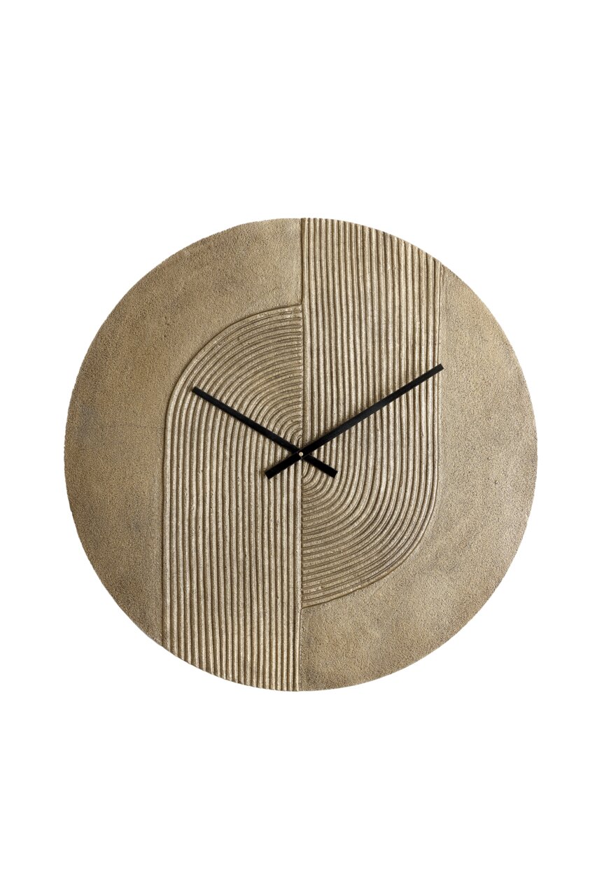 Moderne wandklok met een gestructureerd, halfronde patroon in een zandkleurige textuur, afgebeeld van voren.