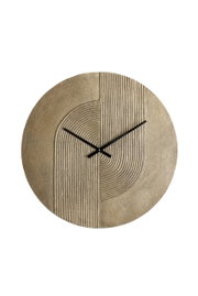 Moderne Wanduhr mit strukturiertem, halbkreisförmigem Muster in sandiger Textur, frontal abgebildet.
