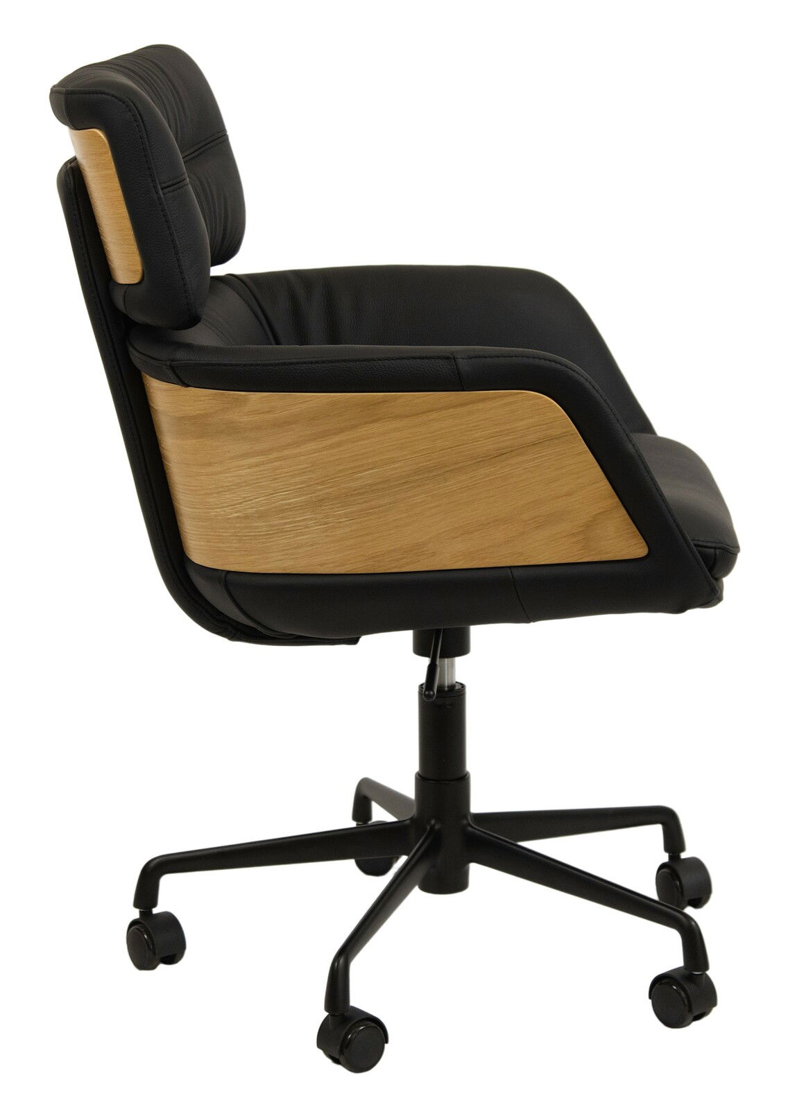 Seitliche Ansicht eines eleganten Drehstuhls mit schwarzem Lederbezug und Holzrückseite, auf einem schwarzen Metallfuß mit Rollen.