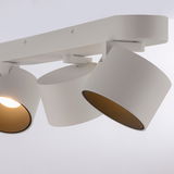 Moderner LED-Spot in seitlicher Perspektive mit zwei verstellbaren Leuchten, die warmes Licht ausstrahlen.