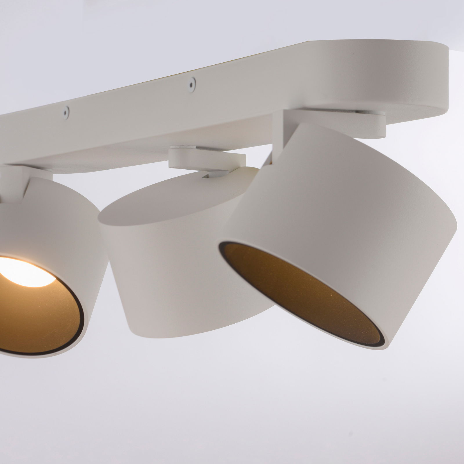 Moderner LED-Spot in seitlicher Perspektive mit zwei verstellbaren Leuchten, die warmes Licht ausstrahlen.