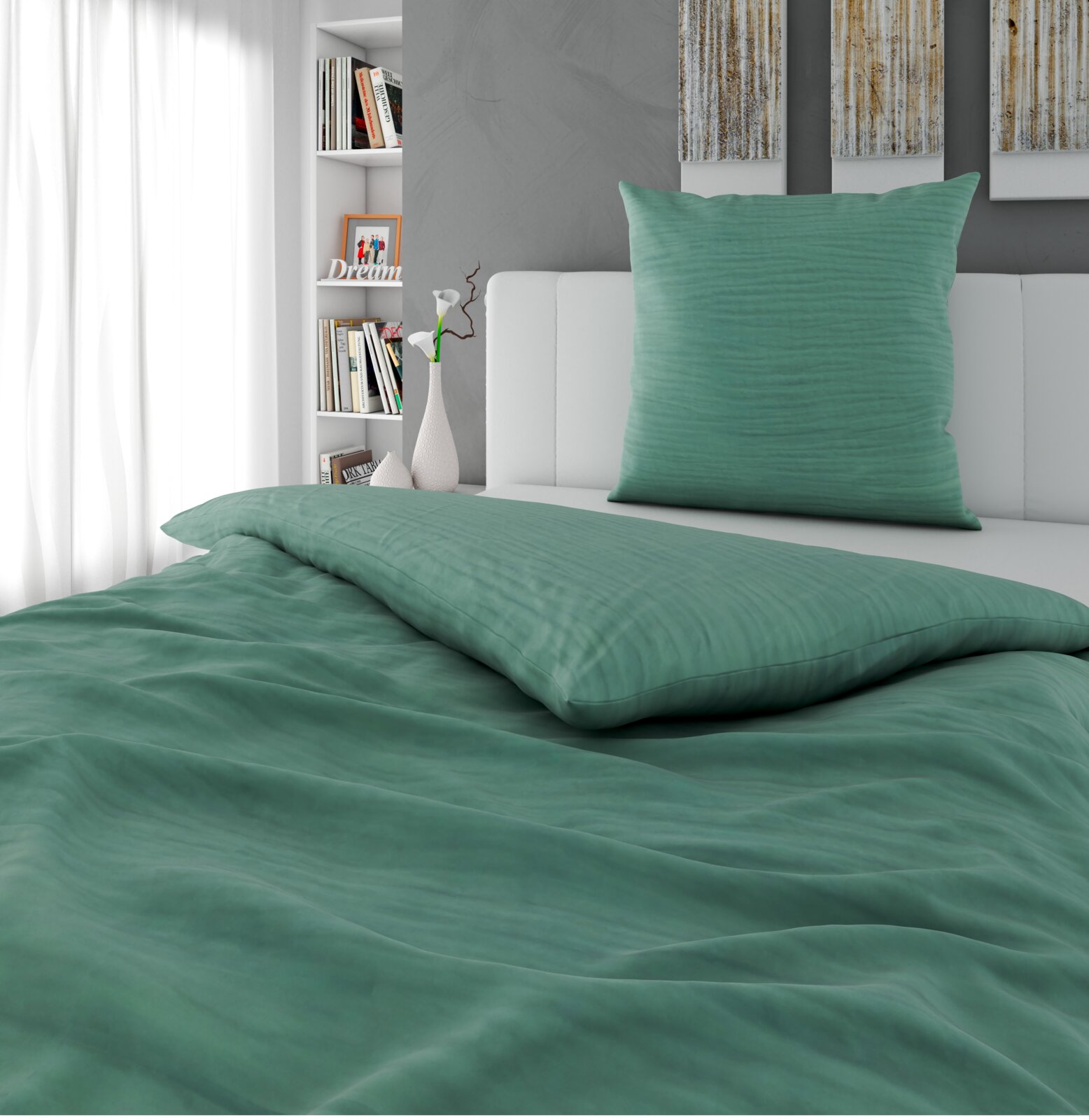 Novel Musselin Bettwäsche 135/200cm GENTANO Grünliches Bettwäsche-Set mit Kissenbezug und Deckenbezug auf weißem Bett im modernen Schlafzimmer, Perspektive: frontale Ansicht mit leichtem Blick von oben.