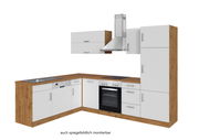 Moderne Eck-Küchenzeile in Holzoptik mit weißen Fronten, bestehend aus Spüle, Herd, Backofen und Dunstabzugshaube. Perspektive von vorne links.
