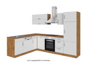 Moderne hoekkeuken in houtlook met witte fronten, bestaande uit een spoelbak, fornuis, oven en afzuigkap. Aanzicht van linksvoor.