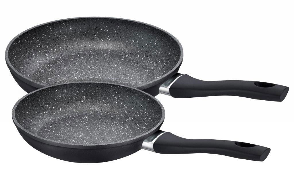 Zwei schwarze Pfannen mit Antihaftbeschichtung, Größen 24 cm und 28 cm, in seitlicher Perspektive.