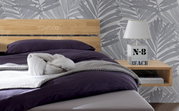 Holz- und Metallkopfteil in einem modernen Schlafzimmer, seitliche Perspektive