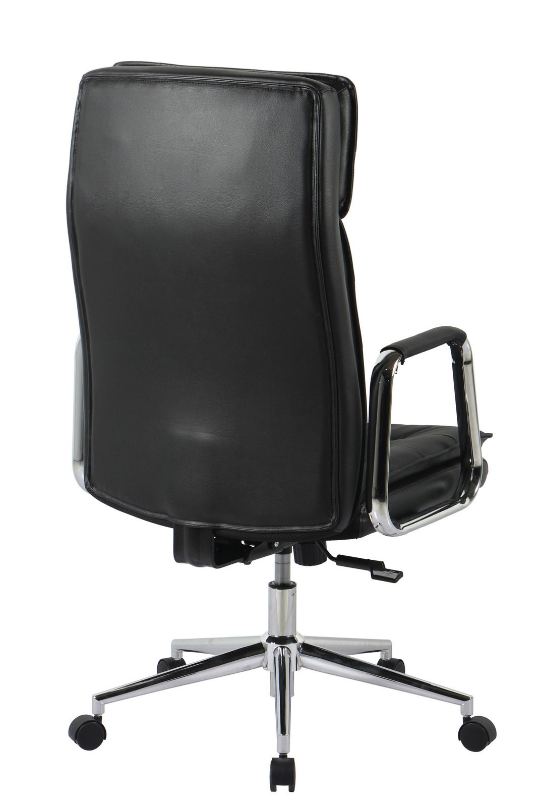 Rückansicht eines schwarzen Chefsessels mit verchromten Armlehnen und Rollen