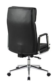 Rückansicht eines schwarzen Chefsessels mit verchromten Armlehnen und Rollen