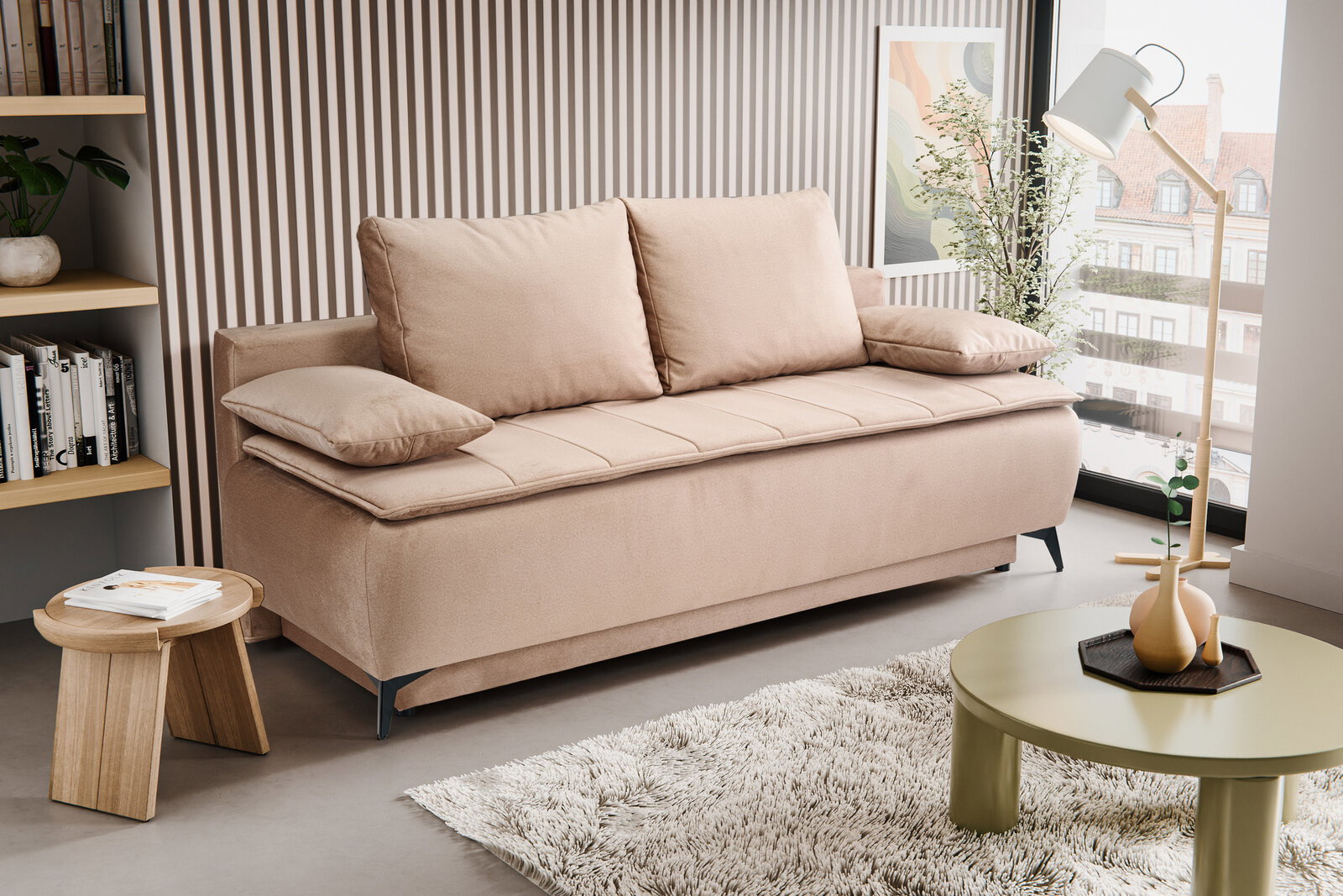 MID.YOU Schlafsofa SENDI Beiges, modernes 2-Sitzer-Sofa mit zwei großen Rückenkissen und zwei Armlehnenkissen auf schwarzen Füßen im hellen Wohnzimmer, schräg von vorne links fotografiert.