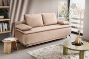 Beiges, modernes 2-Sitzer-Sofa mit zwei großen Rückenkissen und zwei Armlehnenkissen auf schwarzen Füßen im hellen Wohnzimmer, schräg von vorne links fotografiert.