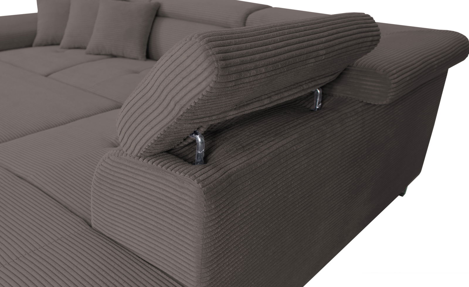 Nahaufnahme eines modernen, grauen Ecksofas mit verstellbarer Kopfstütze und geripptem Stoffbezug, seitliche Perspektive.