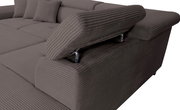 Nahaufnahme eines modernen, grauen Ecksofas mit verstellbarer Kopfstütze und geripptem Stoffbezug, seitliche Perspektive.