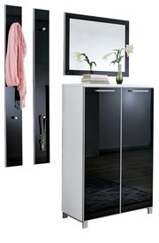 Garderoben-Set bestehend aus einem weißen Schrank mit schwarzen Türen, zwei schwarzen Wandpaneelen mit Haken und einem großen Spiegel, frontal betrachtet.