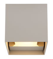 Moderne Außen-Wandleuchte in quadratischer Form, Ansicht von unten, mit warmem Lichtschein.