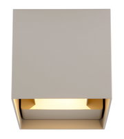 Moderne Außen-Wandleuchte in quadratischer Form, Ansicht von unten, mit warmem Lichtschein.