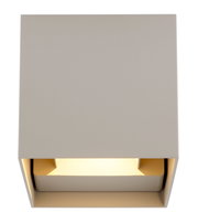 Moderne Außen-Wandleuchte in quadratischer Form, Ansicht von unten, mit warmem Lichtschein.