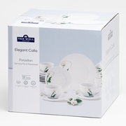 Produktverpackung des Van Well Design Porzellan-Services „Elegant Calla“ (18-teilig) für 6 Personen, mit Abbildung von Tassen, Untertassen und Desserttellern im Calla-Blüten-Design, schräg von vorne links fotografiert.