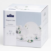 Produktverpackung des Van Well Design Porzellan-Services „Elegant Calla“ (18-teilig) für 6 Personen, mit Abbildung von Tassen, Untertassen und Desserttellern im Calla-Blüten-Design, schräg von vorne links fotografiert.