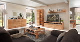 Moderne Wohnzimmeransicht mit einer Vitrine aus Holz, umgeben von stilvollen Möbeln und Dekorationen, aus der Perspektive eines gemütlichen Wohnzimmers.