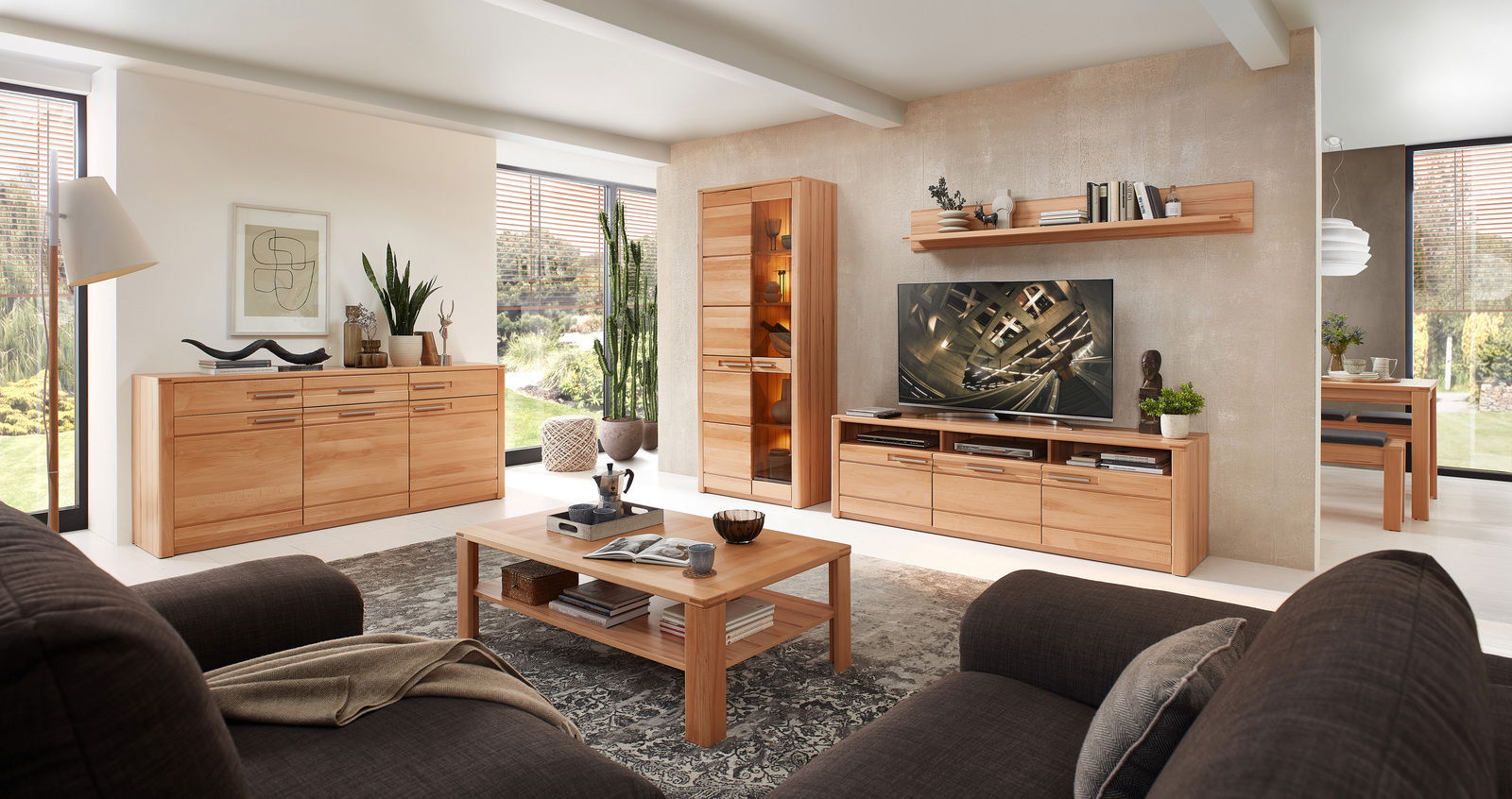 Moderne Wohnzimmeransicht mit einer Vitrine aus Holz, umgeben von stilvollen Möbeln und Dekorationen, aus der Perspektive eines gemütlichen Wohnzimmers.