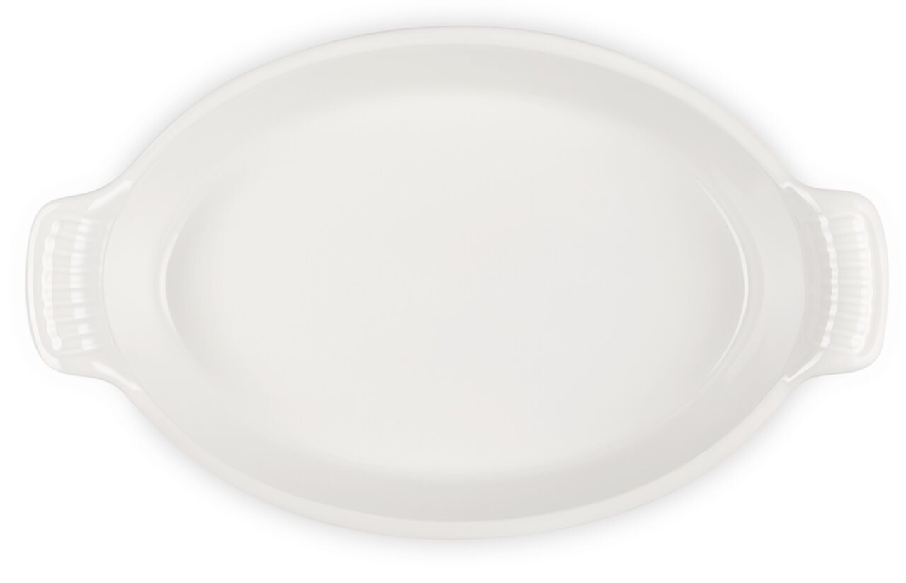 Weiße ovale Auflaufform mit Griffen, Draufsicht