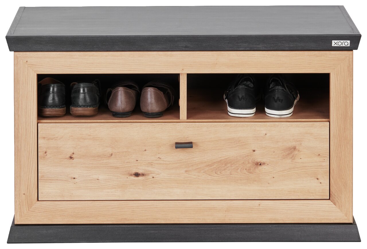 Vooraanzicht van een moderne houten schoenenbank met een zwart bovenblad en open vakken voor schoenen.