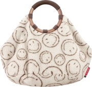 Flauschige cremefarbene Handtasche aus Teddy-Material mit braunem Spiral-Muster und rundem Tragegriff, Frontansicht vor weißem Hintergrund