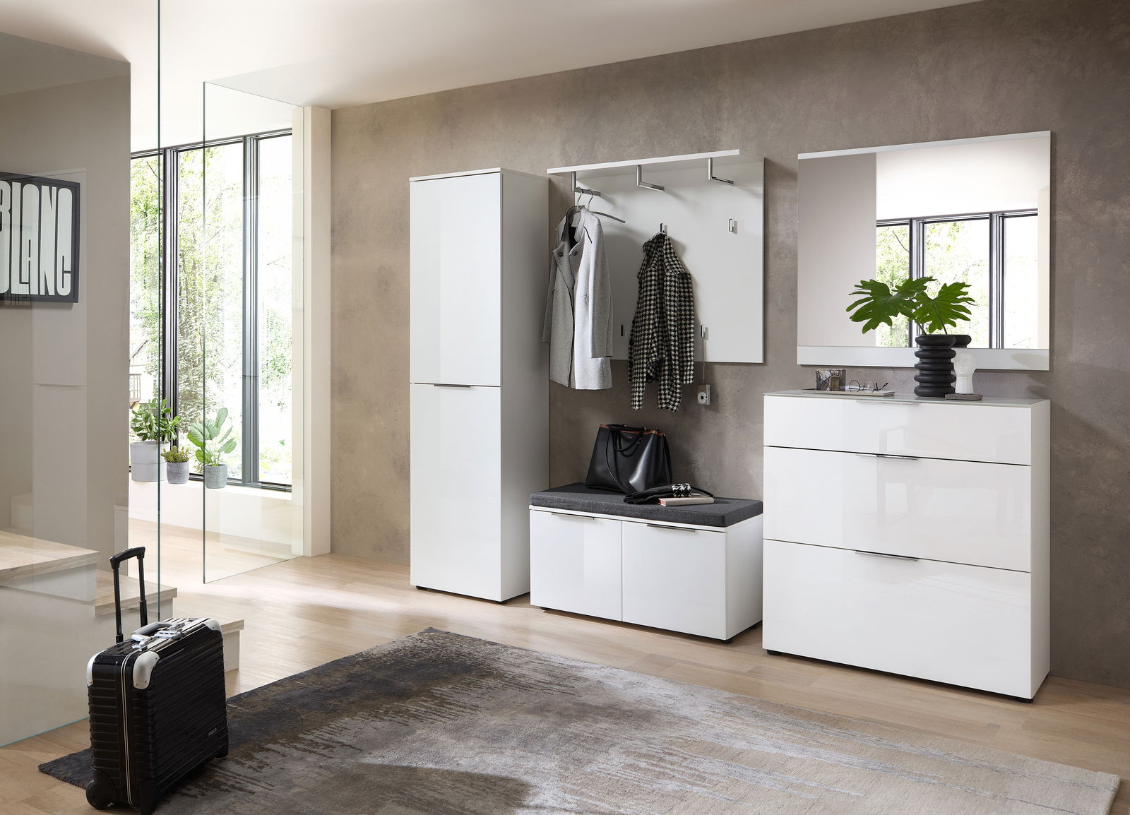 Moderne Garderobeneinrichtung mit weißem Hochglanzschrank, Garderobenpaneel mit Haken und Bank mit Stauraum, seitliche Perspektive