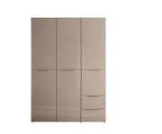 Moderner, hochglänzender Kleiderschrank in Beige mit drei Türen und integrierten Schubladen, frontale Ansicht.
