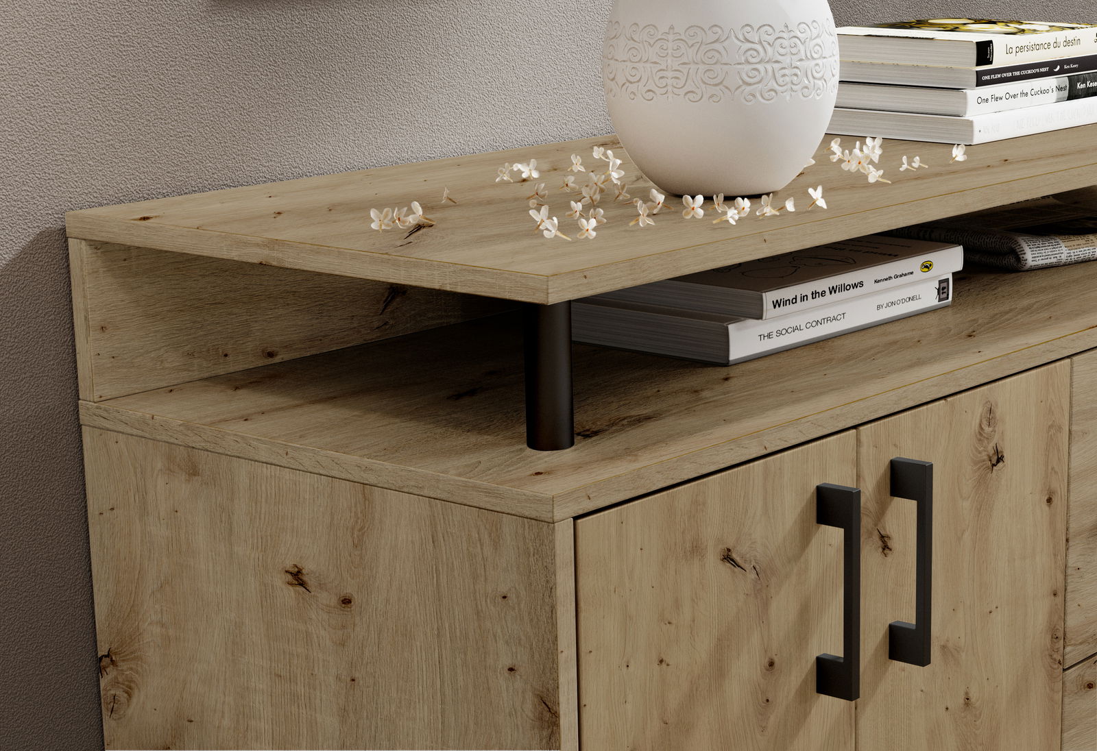 Nahaufnahme eines Sideboards aus Holz mit zwei Türen und schwarzen Griffen, dekoriert mit Büchern und einer Vase, aus seitlicher Perspektive.