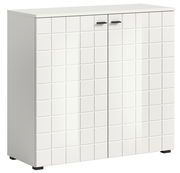 Weiße Kommode mit quadratischem Muster auf den Türen, frontal betrachtet.