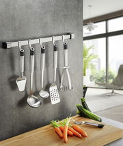 Küchenleiste SMARTLINE, 50cm, an der Wand montiert mit Küchenutensilien, seitliche Perspektive