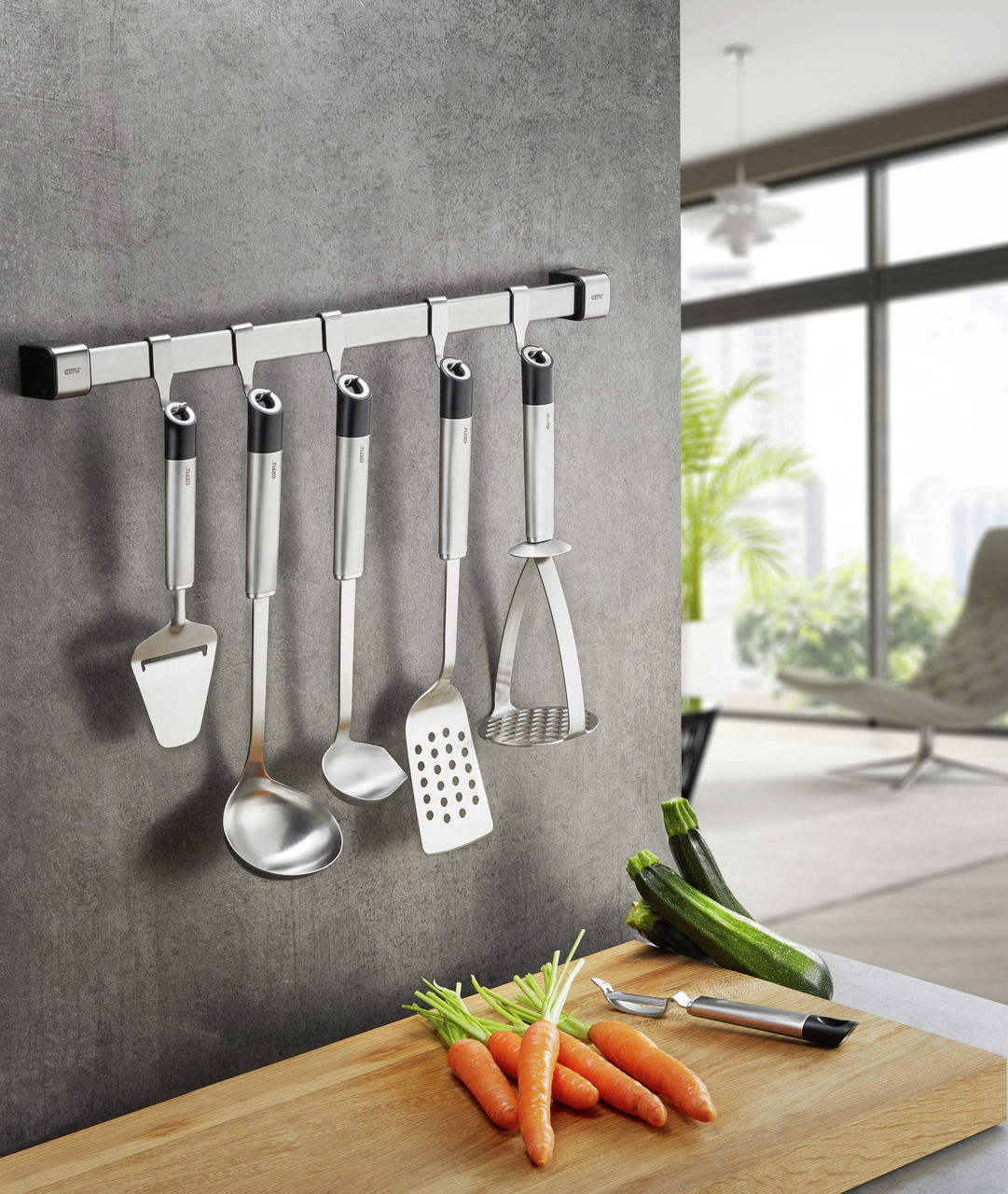 Küchenleiste SMARTLINE, 50cm, an der Wand montiert mit Küchenutensilien, seitliche Perspektive