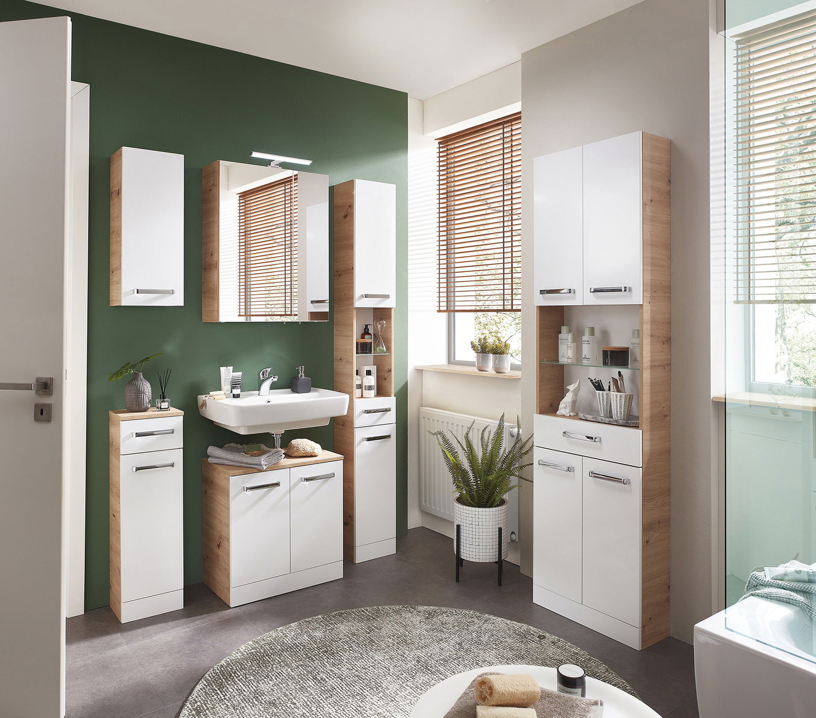 Moderner Wandschrank in einem stilvollen Badezimmer, frontal betrachtet, mit weißer Front und Holzseiten.