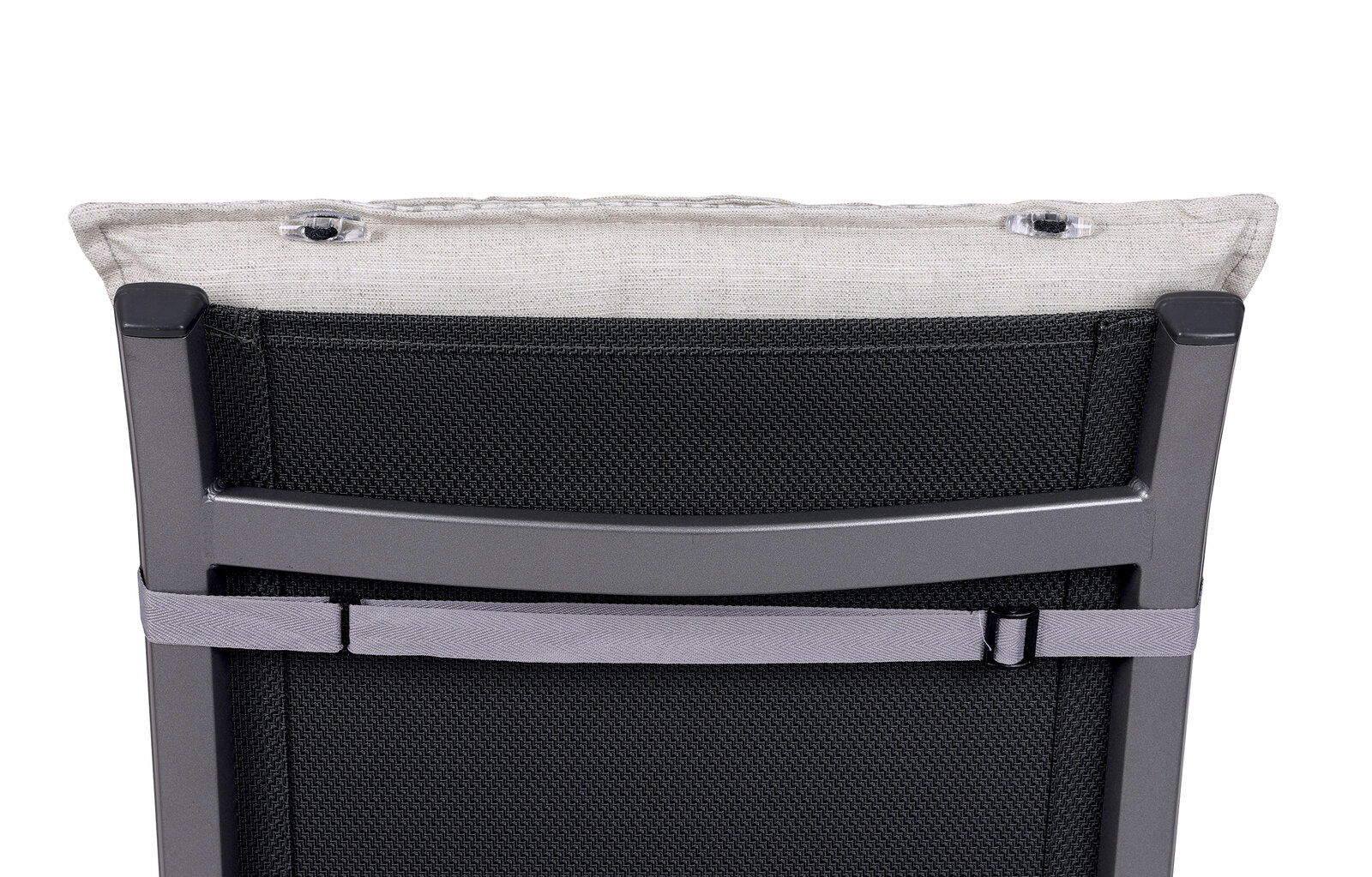 Rückansicht eines klappbaren Stuhls mit grauem Metallrahmen, schwarzer Textilbespannung und hellgrauem Kopfpolster mit Druckknöpfen, frontal von hinten fotografiert