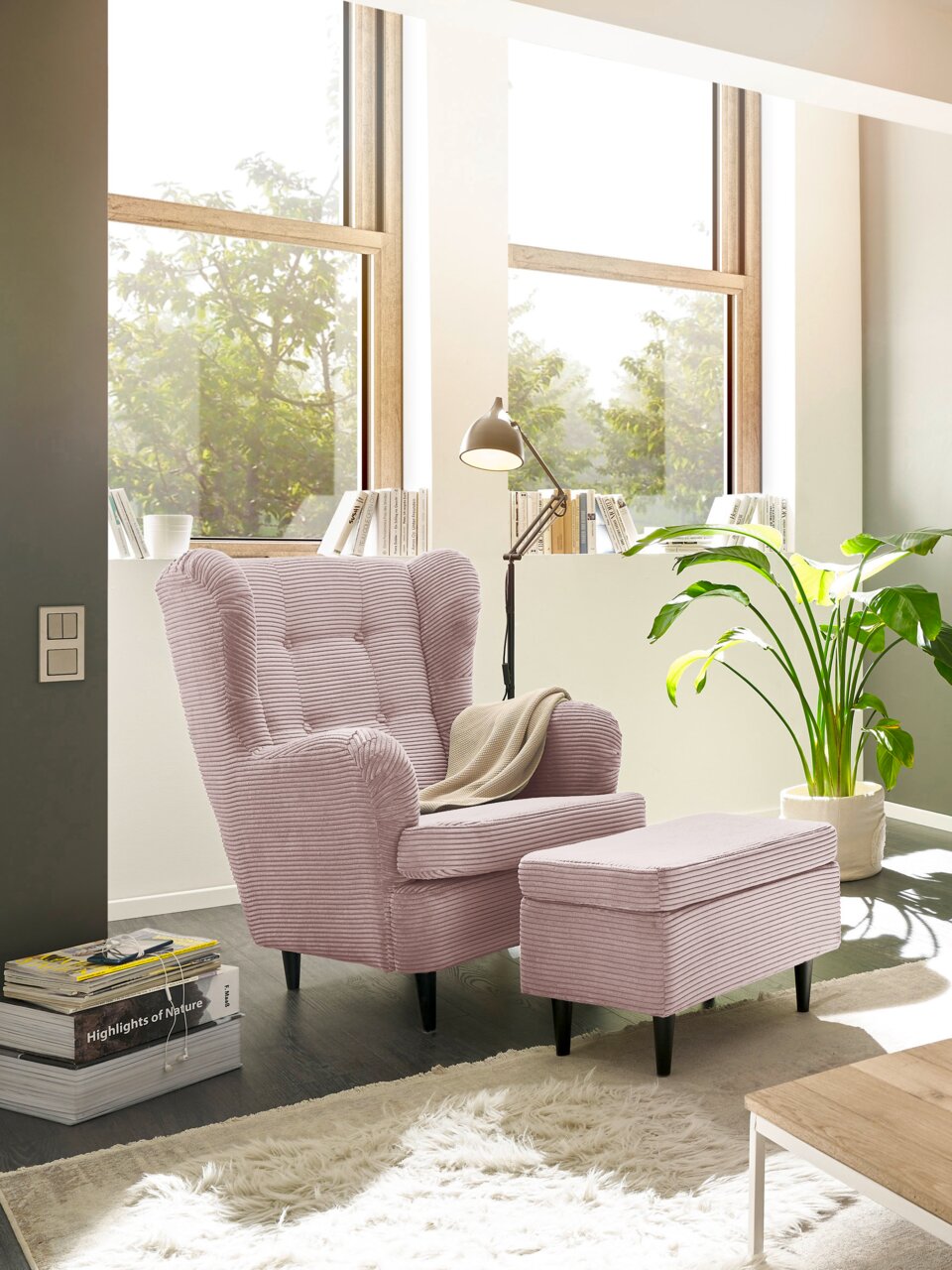 Z2 Sessel OSKAR Gemütlicher rosa Sessel mit Hocker in einem hellen Wohnzimmer, seitliche Perspektive.