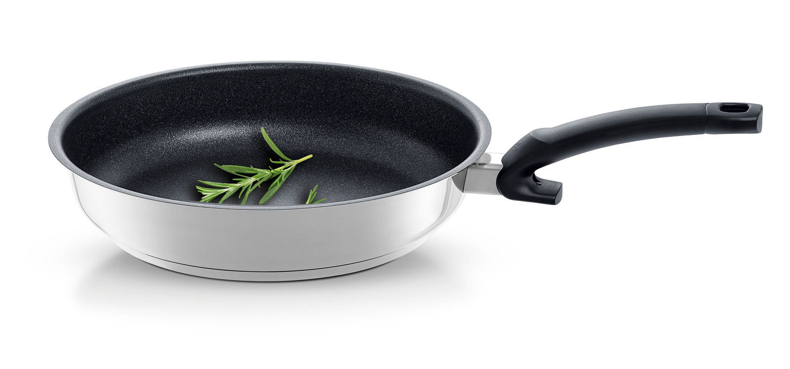 Pfanne mit schwarzer Antihaftbeschichtung und ergonomischem Griff, seitliche Perspektive