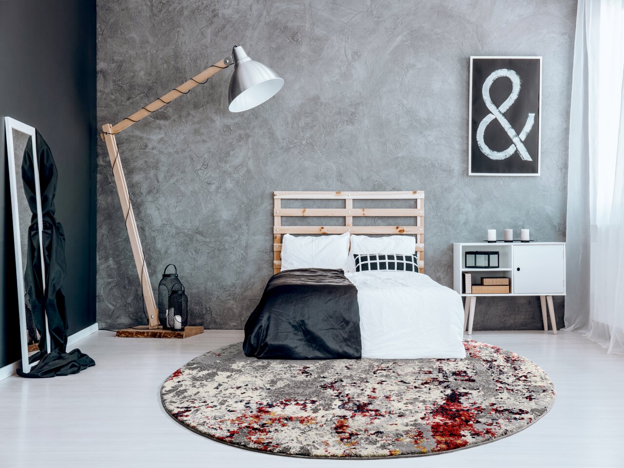 Moderner Designer-Teppich in einem stilvollen Schlafzimmer mit grauer Wand, Holzlampe und minimalistischen Möbeln, aus der Perspektive von vorne.