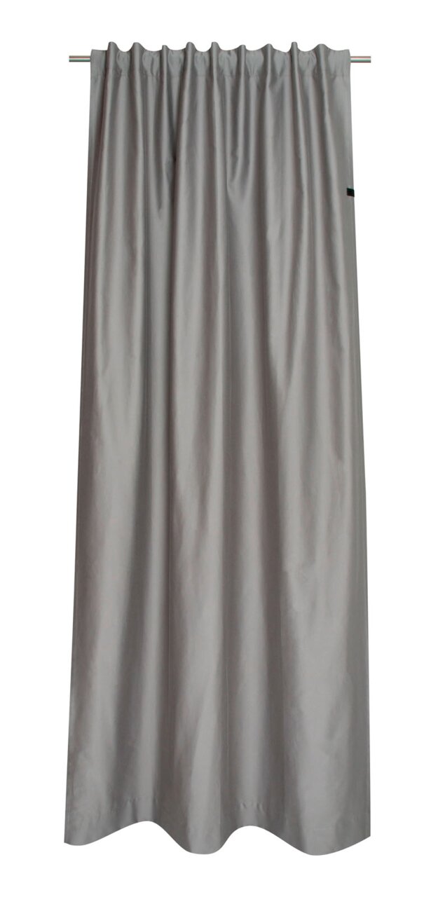 Grauer Dekoschal aus Stoff, frontal aufgenommen, an einer Gardinenstange hängend.