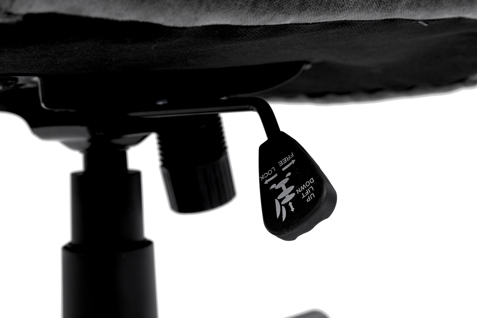 Nahaufnahme eines Hebels unter einem Homeoffice-Drehstuhl, der zur Höhenverstellung und Arretierung dient.