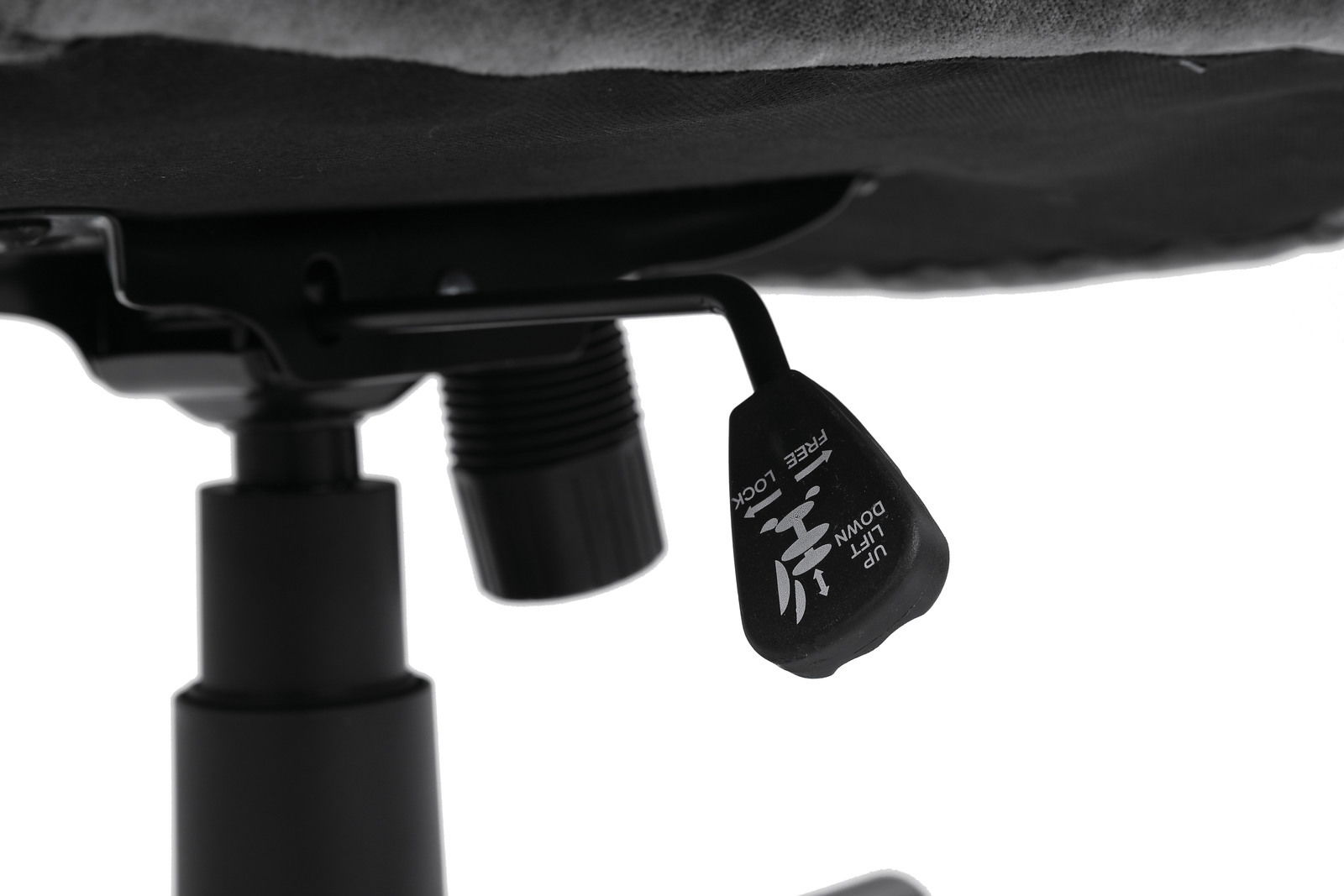 Nahaufnahme eines Hebels unter einem Homeoffice-Drehstuhl, der zur Höhenverstellung und Arretierung dient.