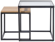 Zwei Beistelltische im Set, einer mit Glasplatte und der andere mit Holzplatte, aus seitlicher Perspektive.