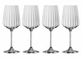 Vier elegante Weissweingläser mit geriffeltem Design, frontal abgebildet.