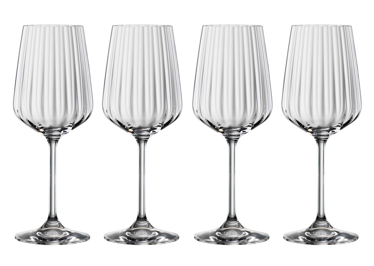 Vier elegante Weissweingläser mit geriffeltem Design, frontal abgebildet.