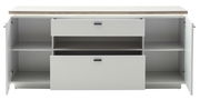 Frontale Ansicht eines modernen Sideboards mit zwei offenen Schubladen und zwei offenen Türen, die viel Stauraum bieten.