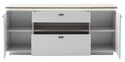 Frontale Ansicht eines modernen Sideboards mit zwei offenen Schubladen und zwei offenen Türen, die viel Stauraum bieten.