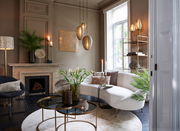 Eleganter Beistelltisch MARS in einem stilvollen Wohnzimmer, seitliche Perspektive.