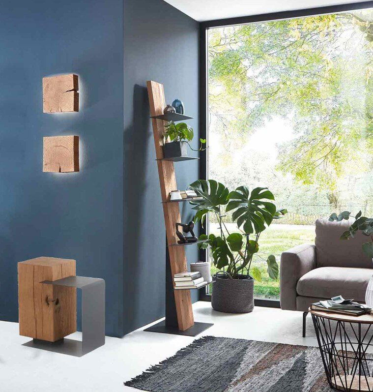 Zurbrüggen Beistelltisch NATURSTÜCKE Modernes Wohnzimmer mit einem schrägen Standregal aus Holz und Metall, zwei rustikalen Wandleuchten aus Holz und einem Beistelltisch in einem hellen, luftigen Raum mit Blick auf den Garten.